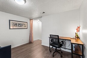 Oasis w Huge Pool & BBQ Patio