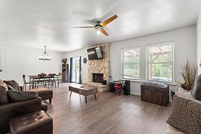 Oasis w Huge Pool & BBQ Patio