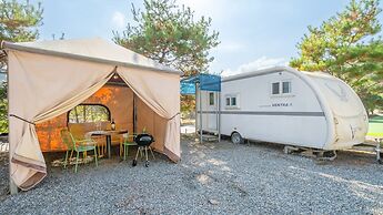 Gapeyong Fourseason Pet Glamping Caravan
