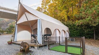 Gapeyong Fourseason Pet Glamping Caravan