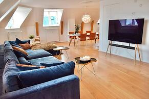Central Penthouse With Private Rooftop Terrace
