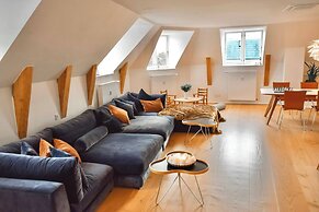 Central Penthouse With Private Rooftop Terrace