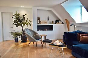 Central Penthouse With Private Rooftop Terrace