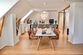 Central Penthouse With Private Rooftop Terrace