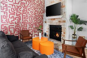 ATX Funk House Sleeps 8 Cowboy Pool