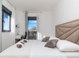 Luxurious Sanctuary Villa Primorski Dolac With Pool