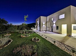 Luxurious Sanctuary Villa Primorski Dolac With Pool