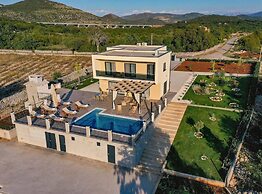 Luxurious Sanctuary Villa Primorski Dolac With Pool