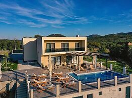 Luxurious Sanctuary Villa Primorski Dolac With Pool