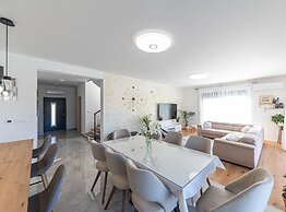 Luxurious Sanctuary Villa Primorski Dolac With Pool