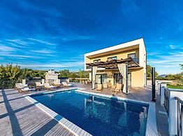 Luxurious Sanctuary Villa Primorski Dolac With Pool