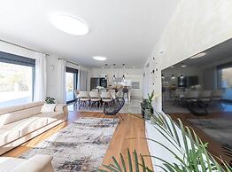 Luxurious Sanctuary Villa Primorski Dolac With Pool