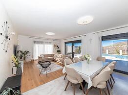 Luxurious Sanctuary Villa Primorski Dolac With Pool