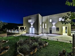 Luxurious Sanctuary Villa Primorski Dolac With Pool