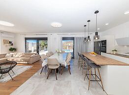 Luxurious Sanctuary Villa Primorski Dolac With Pool