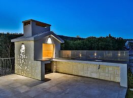 Luxurious Sanctuary Villa Primorski Dolac With Pool