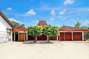 OYO 94357 Joglo Menoreh Resto & Homestay