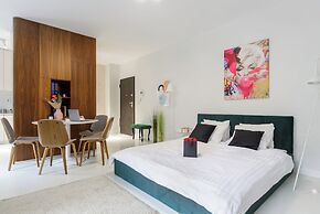 Lumina lux apart near Uprising Museum