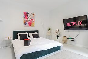 Lumina lux apart near Uprising Museum