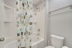 14 Mi to Wdw: Family-friendly Home w/ Movie Room!