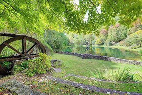 Wolf Laurel Escape: Village Club & Scenic Views!