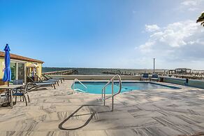Riverfront Unit w/ Shared Pool & Dock in Melbourne