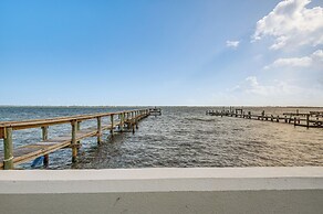 Riverfront Unit w/ Shared Pool & Dock in Melbourne
