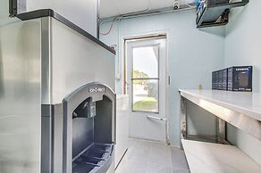 Riverfront Unit w/ Shared Pool & Dock in Melbourne