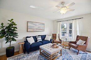 Comfy Coastal Getaway With Modern Comforts 3 Bedroom Home