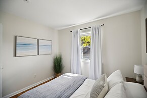 Comfy Coastal Getaway With Modern Comforts 3 Bedroom Home