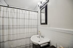 Comfy Coastal Getaway With Modern Comforts 3 Bedroom Home