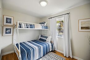 Comfy Coastal Getaway With Modern Comforts 3 Bedroom Home