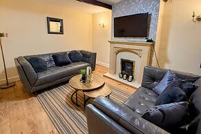 Charming 3BR House - Wifi, Parking, Pet Friendly