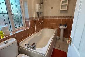 Charming 3BR House - Wifi, Parking, Pet Friendly