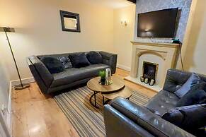 Charming 3BR House - Wifi, Parking, Pet Friendly