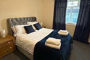 Charming 3BR House - Wifi, Parking, Pet Friendly