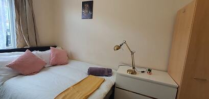 Room in Guest Room - Big Room Near Coventry City Centre