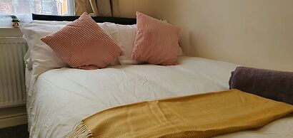 Room in Guest Room - Big Room Near Coventry City Centre