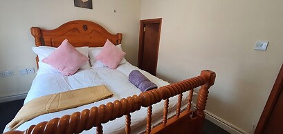 Room in Guest Room - Big Room Near Coventry City Centre