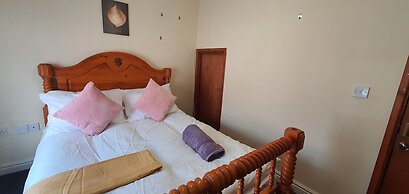 Room in Guest Room - Comfortable Room Near Coventry City Centre