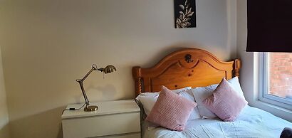 Room in Guest Room - Comfortable Room Near Coventry City Centre