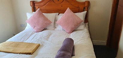 Room in Guest Room - Comfortable Room Near Coventry City Centre