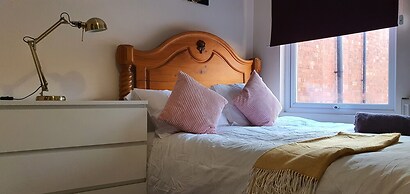 Room in Guest Room - Comfortable Room Near Coventry City Centre