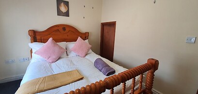 Room in Guest Room - Large Room Near Coventry City Centre