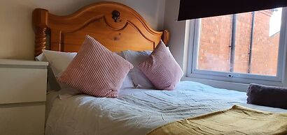 Room in Guest Room - Large Room Near Coventry City Centre