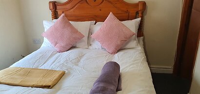 Room in Guest Room - Spacious Room Near Coventry City Centre