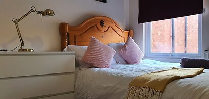 Room in Guest Room - Spacious Room Near Coventry City Centre