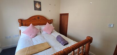 Room in Guest Room - Spacious Room Near Coventry City Centre