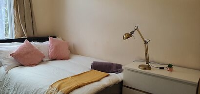 Room in Guest Room - Spacious Room Near Coventry City Centre