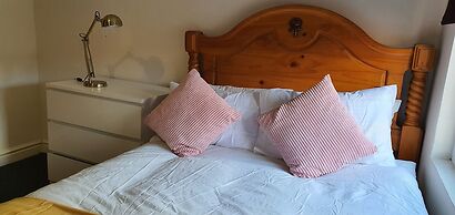 Room in Guest Room - Nice Large Room in Coventry